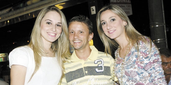 Tábata Andrade, Matheus Rodrigues e Lívia Fanan em evento de arquitetos